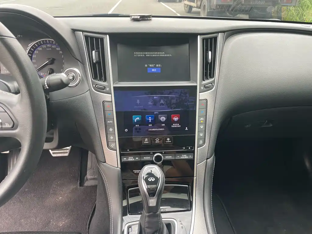 Infiniti Q50L 2015 — фото 20