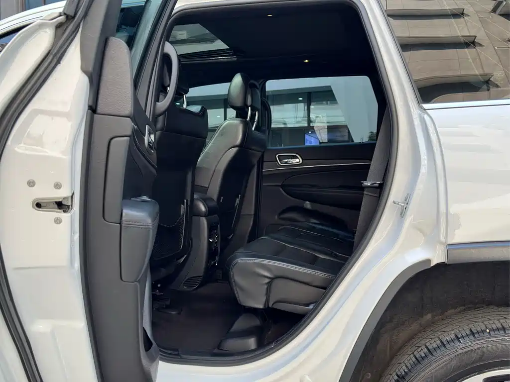 Jeep Grand Cherokee 2019 — фото 11