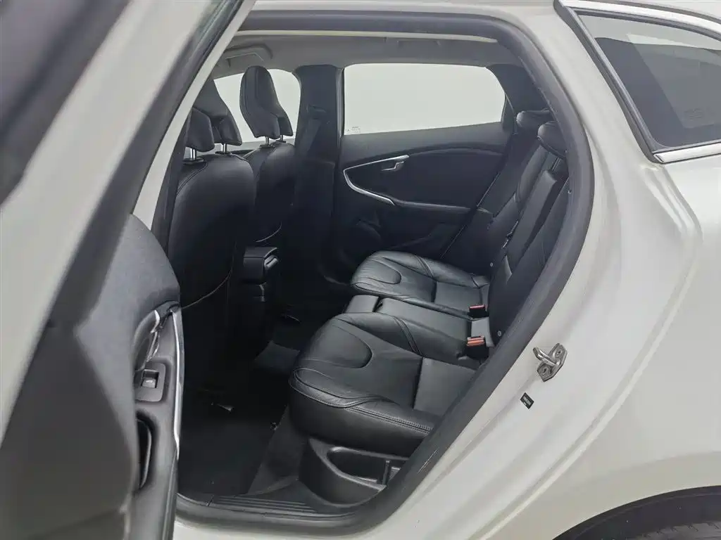 Volvo V40 2017 — фото 15