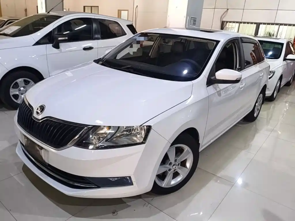 Skoda Rapid Spaceback 2018 — фото 2