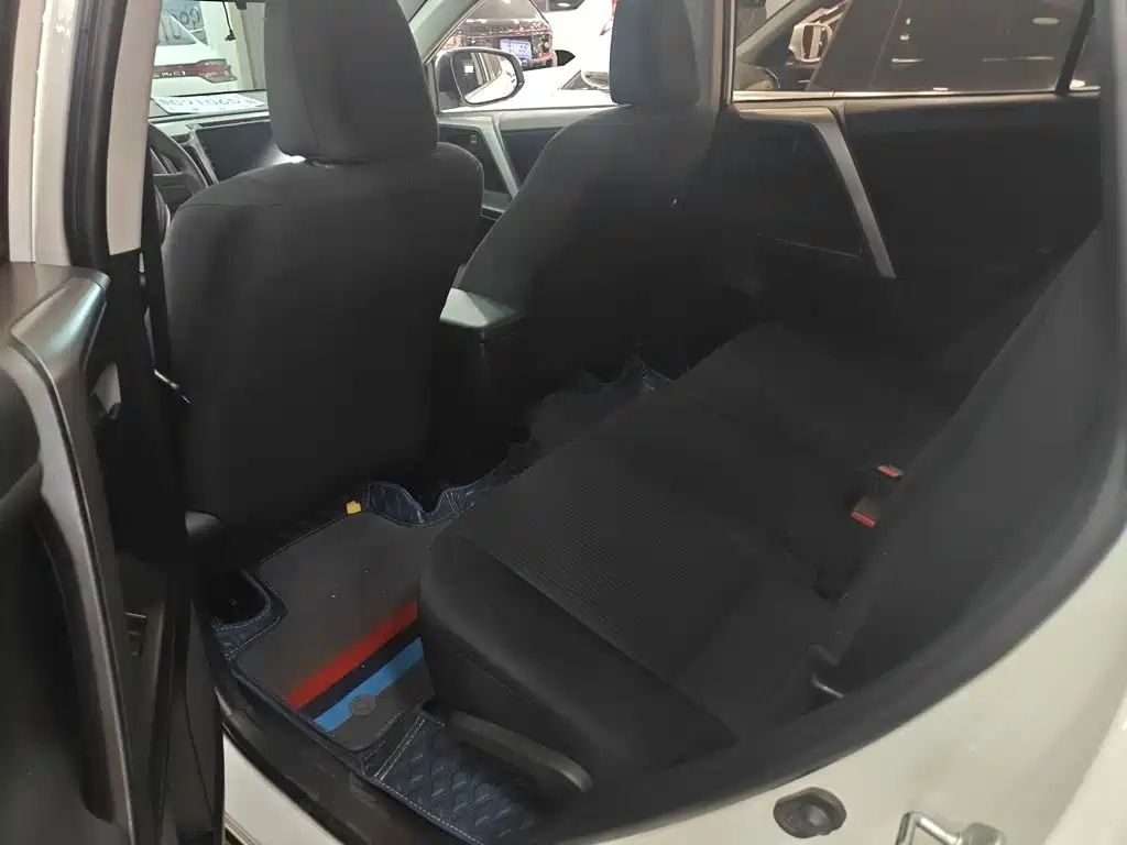 Toyota RAV4 2019 — фото 10