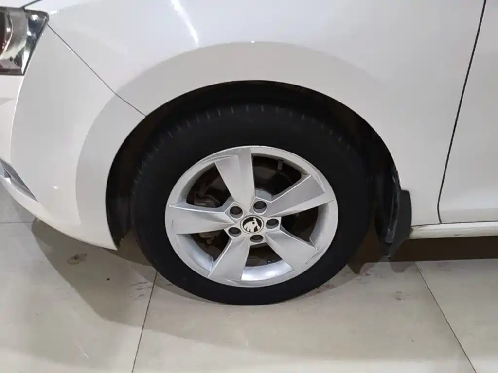Skoda Rapid Spaceback 2018 — фото 23