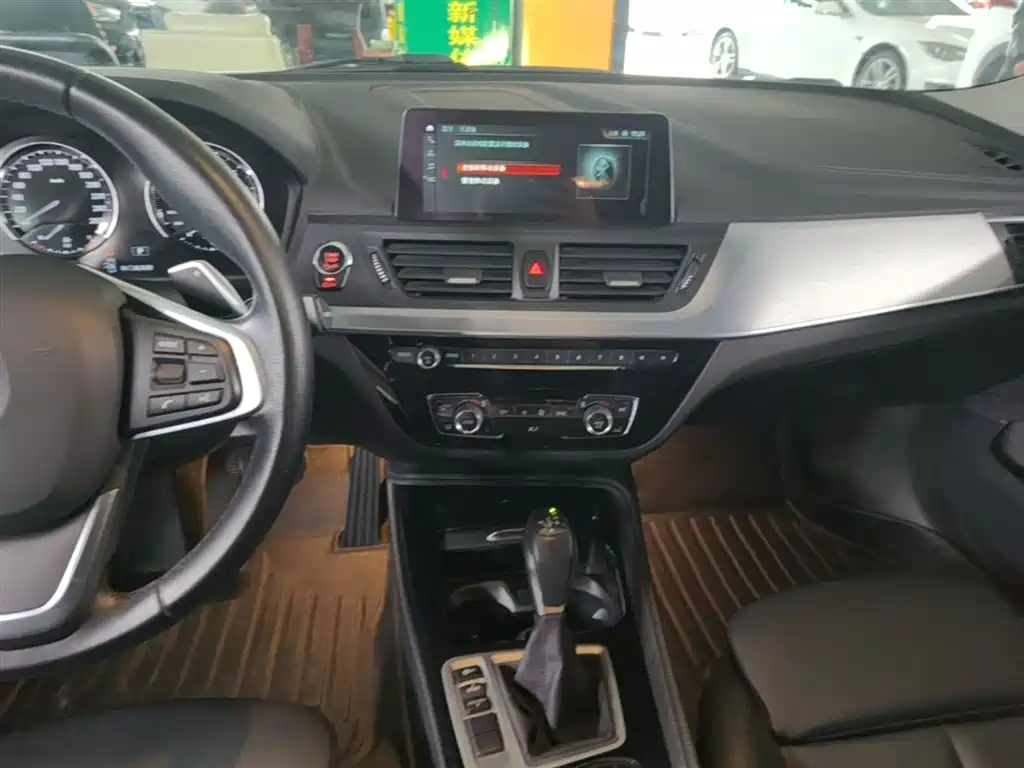 BMW 1 Series 2018 — фото 13