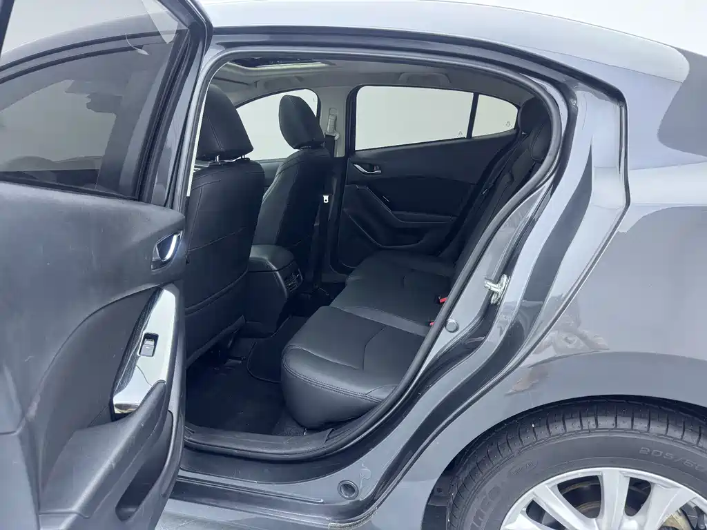 Mazda 3 Axela 2018 — фото 22