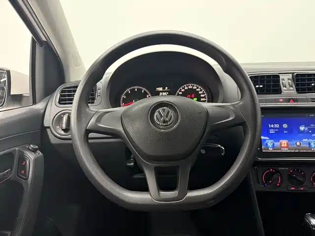 Volkswagen Polo 2017 — фото 10