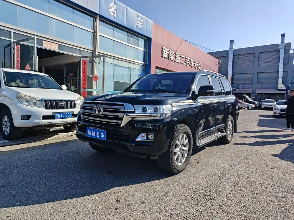 Toyota Land Cruiser 2018 — фото 1