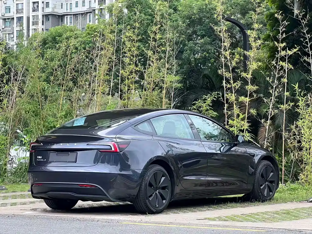 Tesla Model 3 2025 — фото 7