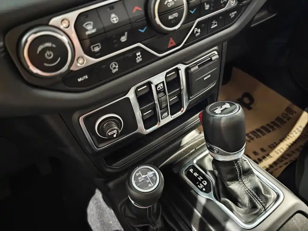 Jeep Wrangler 2023 — фото 13