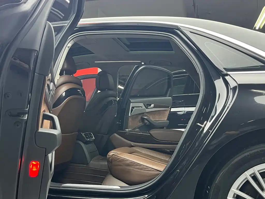 Audi A8 2015 — фото 12