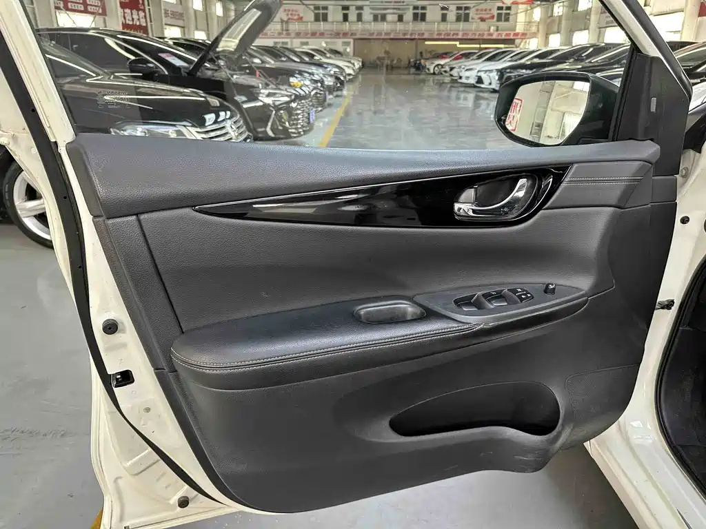 Nissan Tiida 2019 — фото 15