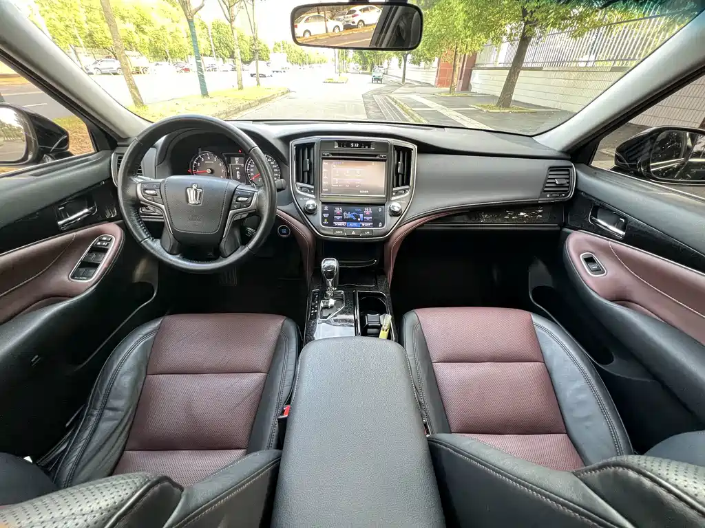Toyota Crown 2018 — фото 11