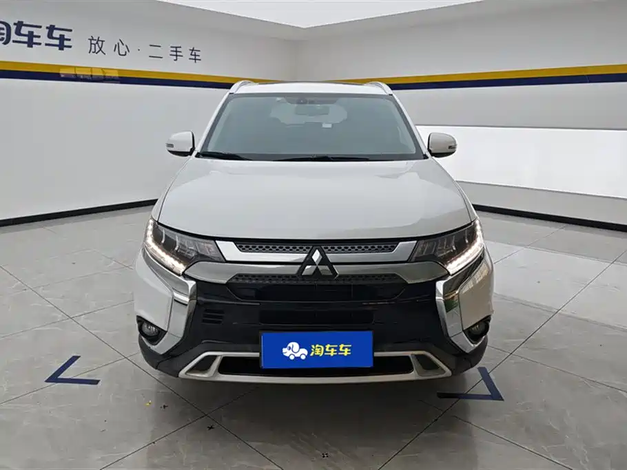 Mitsubishi Outlander 2020 — фото 2