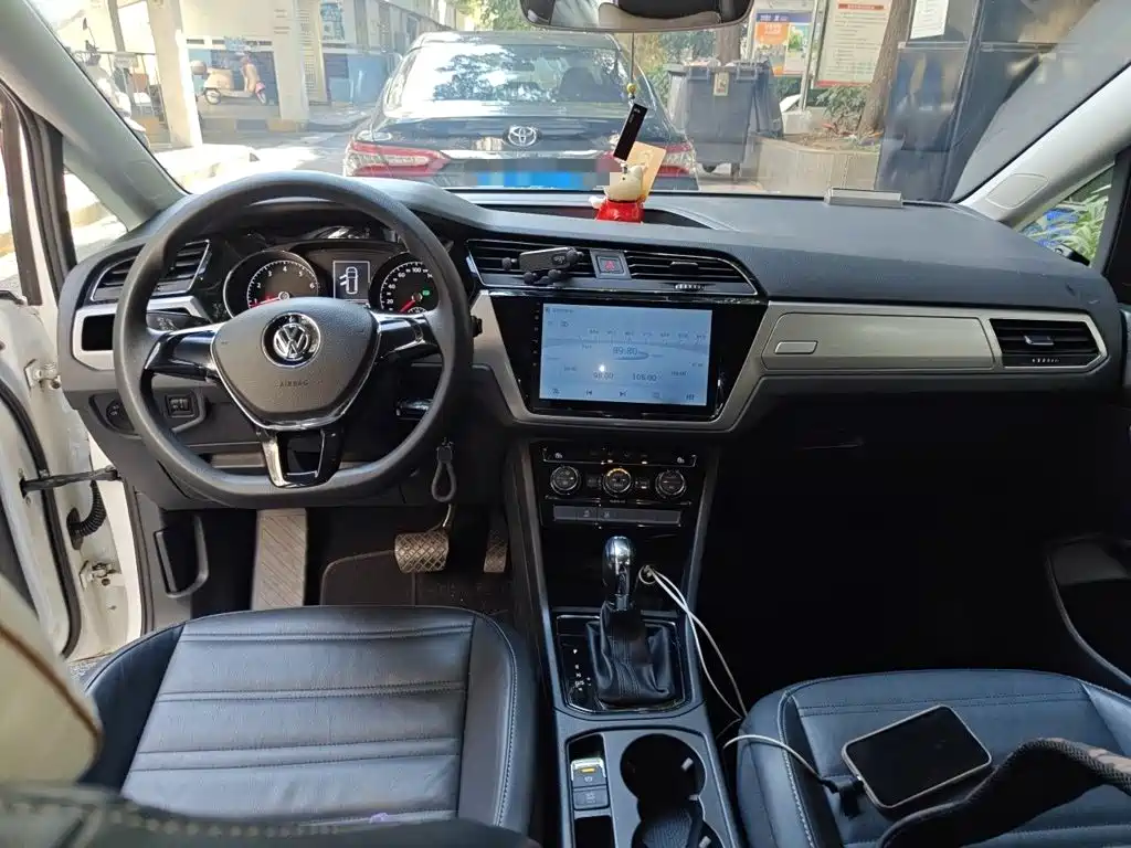 Volkswagen Touran 2017 — фото 13