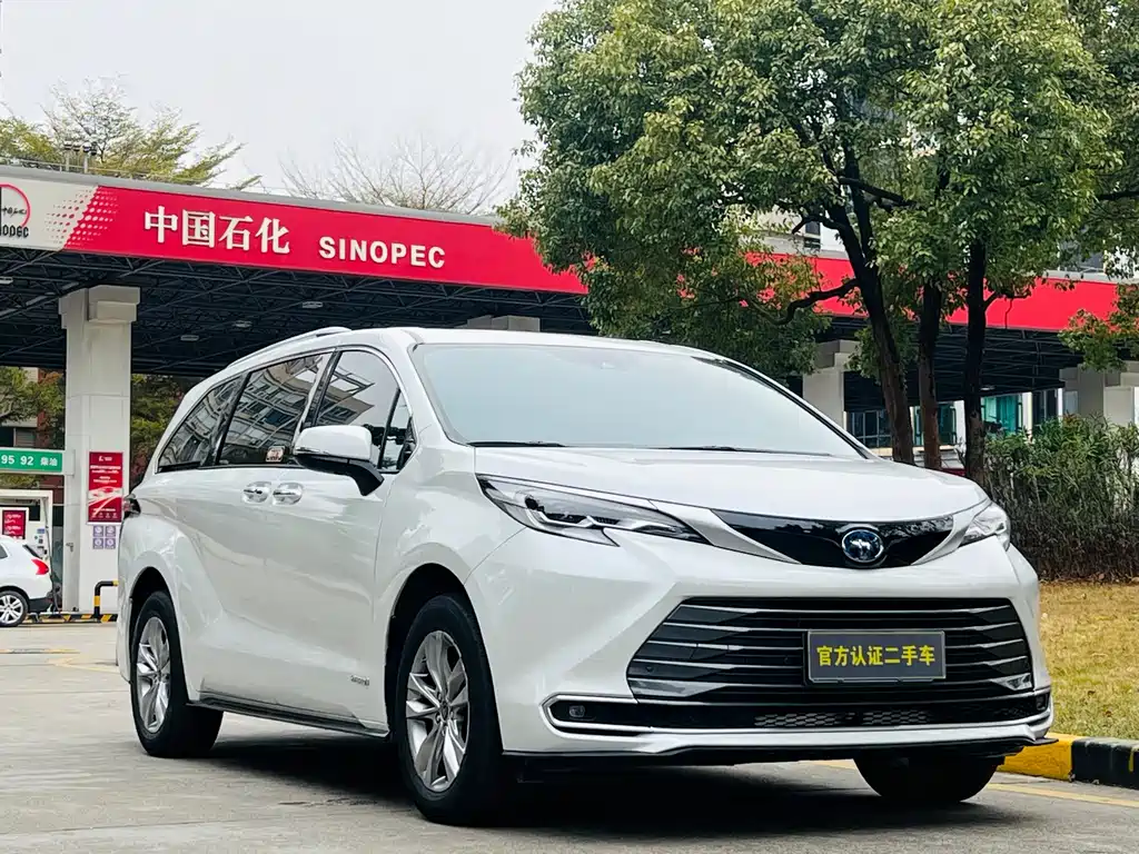 Toyota Sienna 2023 — фото 1