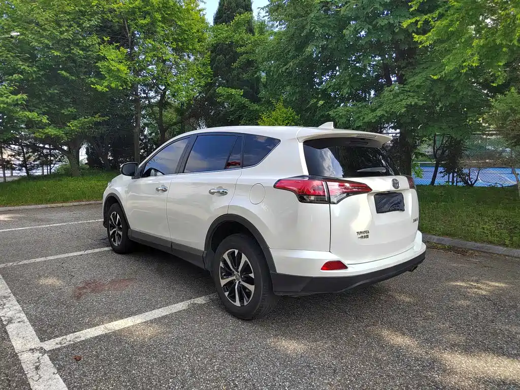 Toyota RAV4 2018 — фото 8