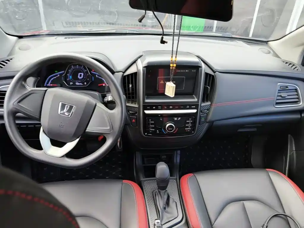 Luxgen U5 SUV 2018 — фото 10