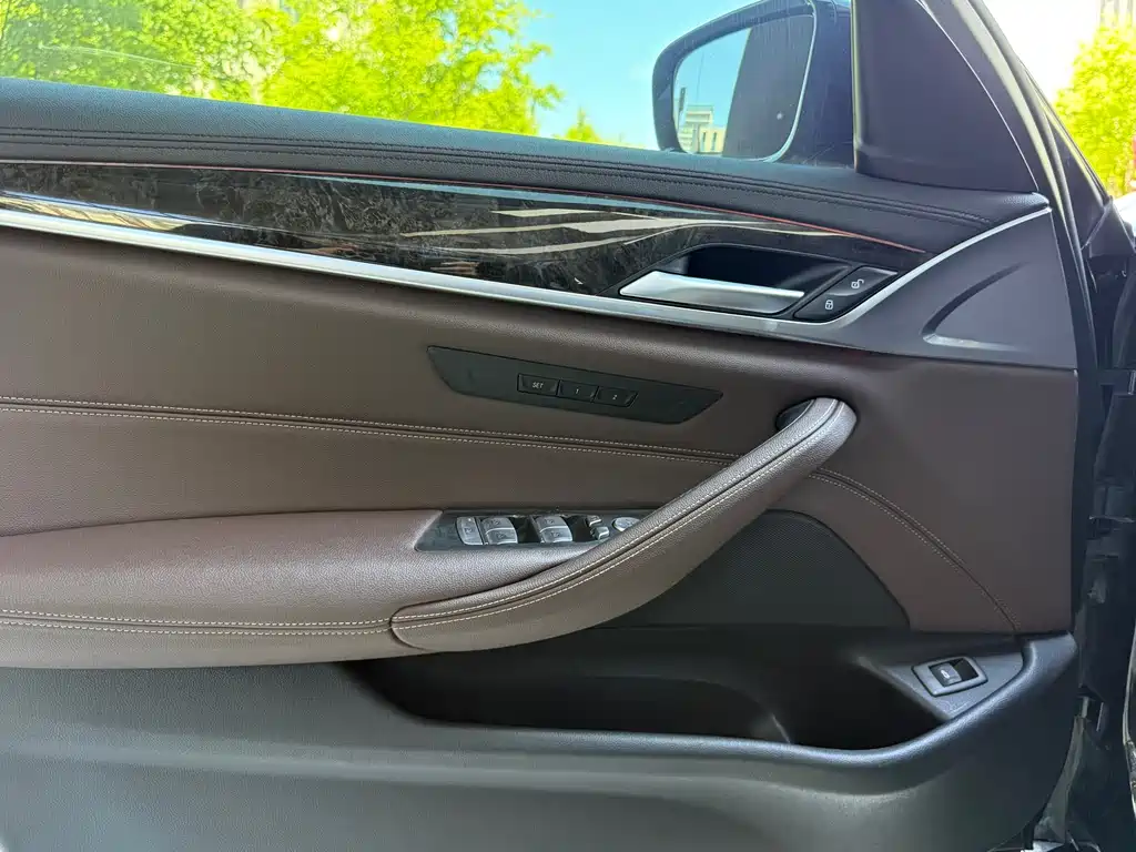 BMW 5 Series 2018 — фото 16