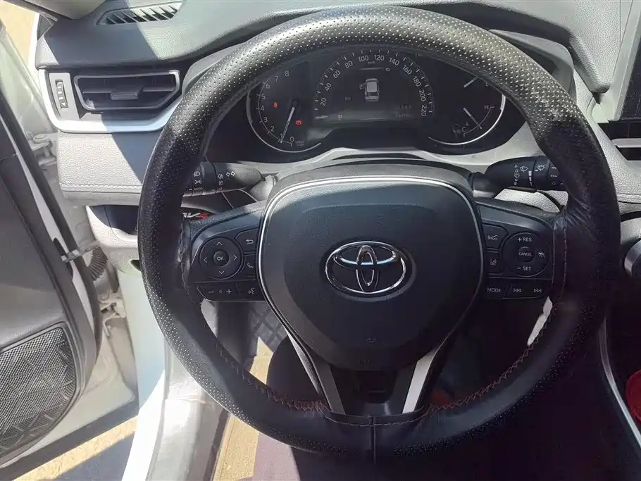 Toyota RAV4 2021 — фото 15