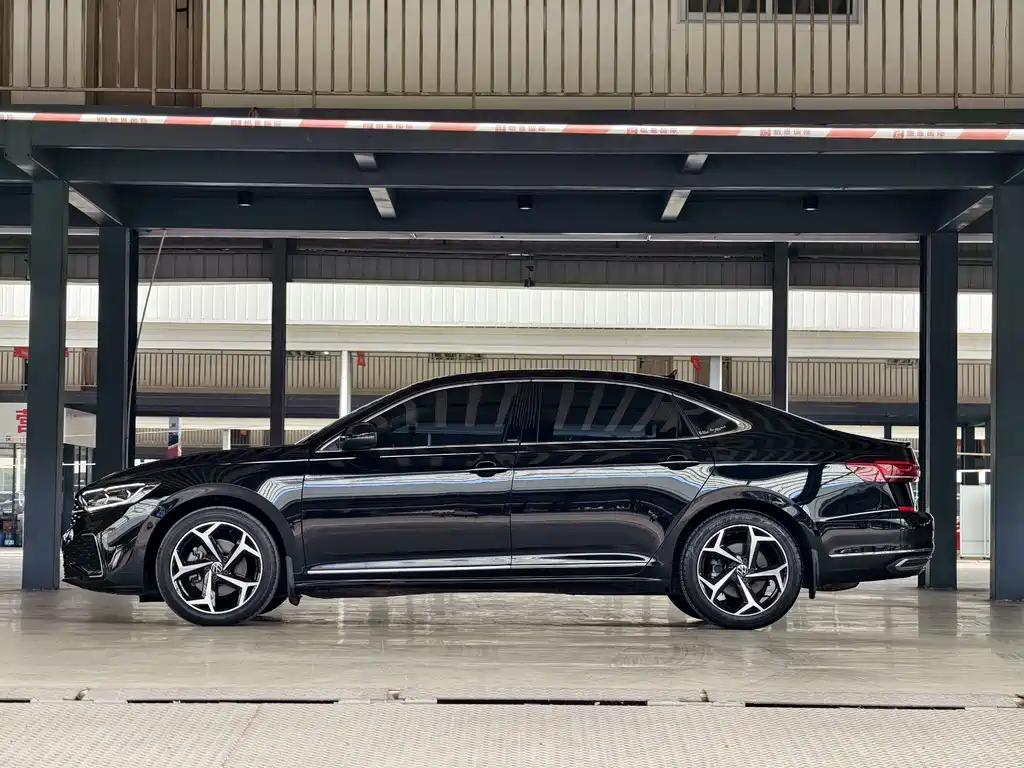 Volkswagen Passat 2023 — фото 24