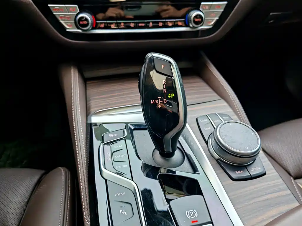BMW 5 Series New Energy 2019 — фото 11