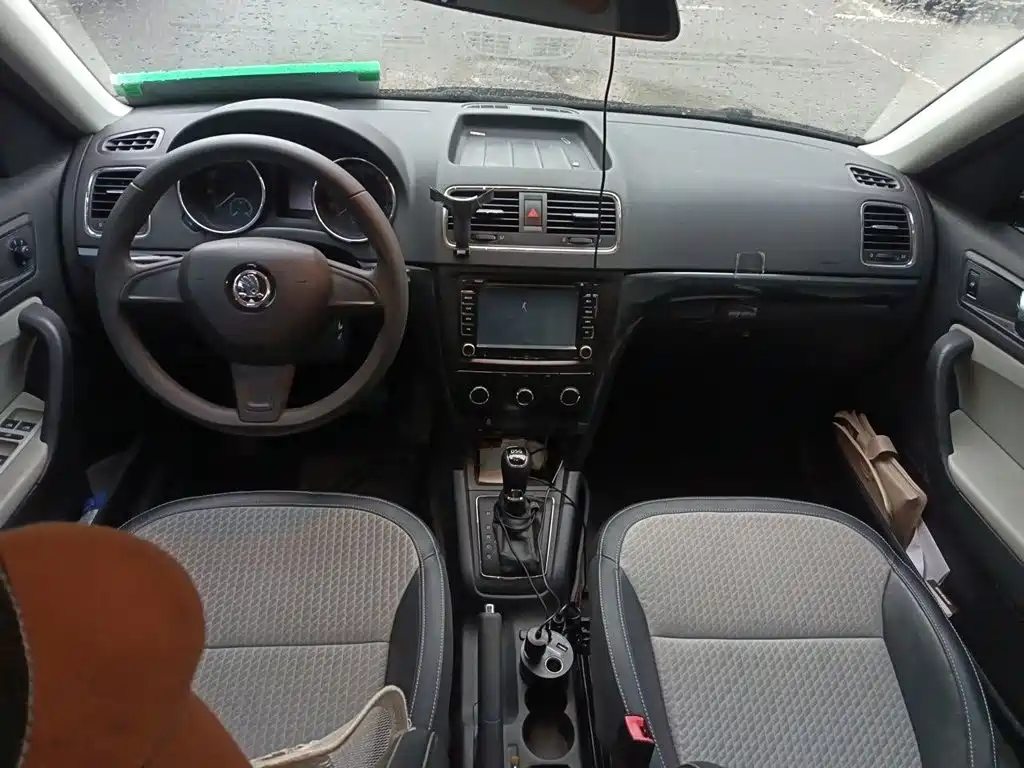 Skoda Yeti 2015 — фото 13