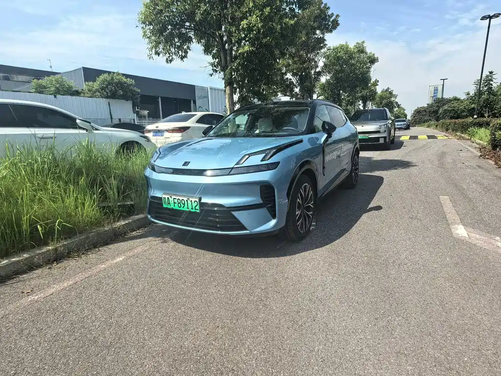 Lynk & Co 08 EM-P 2025