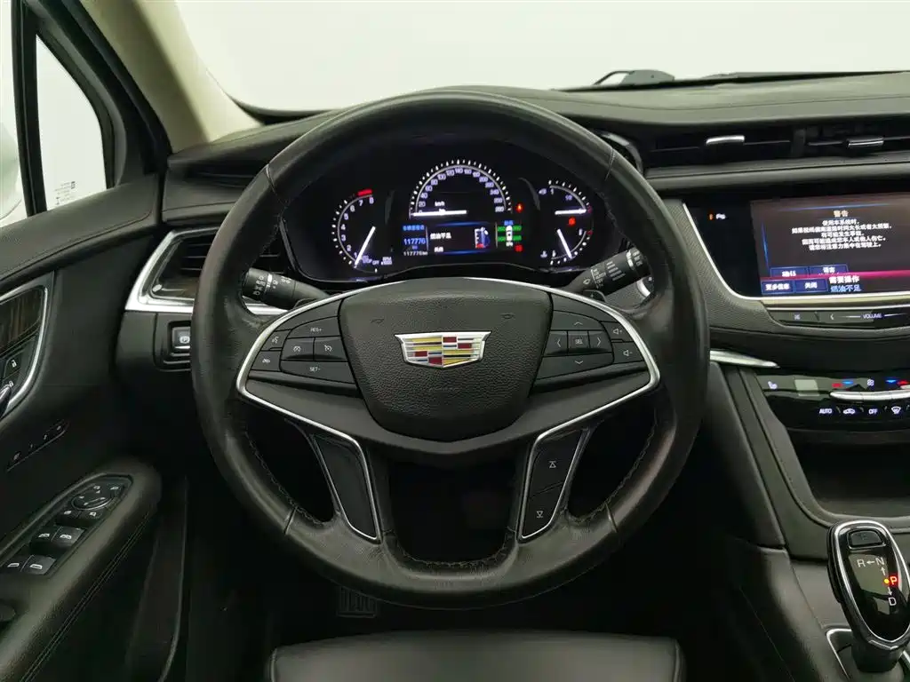 Cadillac XT5 2017 — фото 11