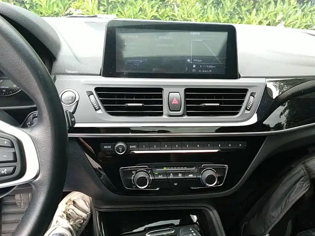 BMW 1 Series 2018 — фото 13