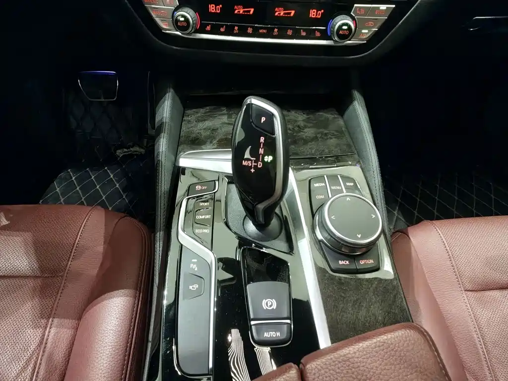 BMW 5 Series 2019 — фото 11