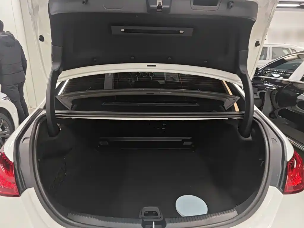 Mercedes-Benz C-Class 2025 — фото 15