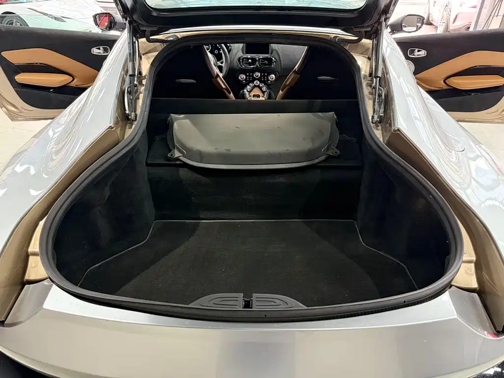 Aston Martin V8 Vantage 2019 — фото 10