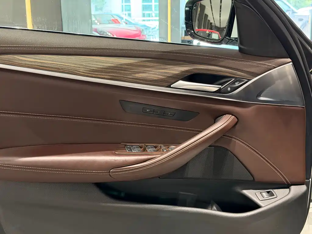 BMW 5 Series 2020 — фото 16