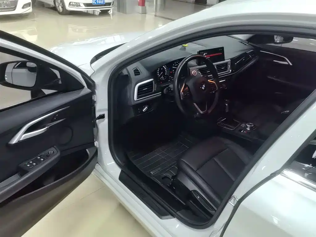 BMW 1 Series 2019 — фото 16