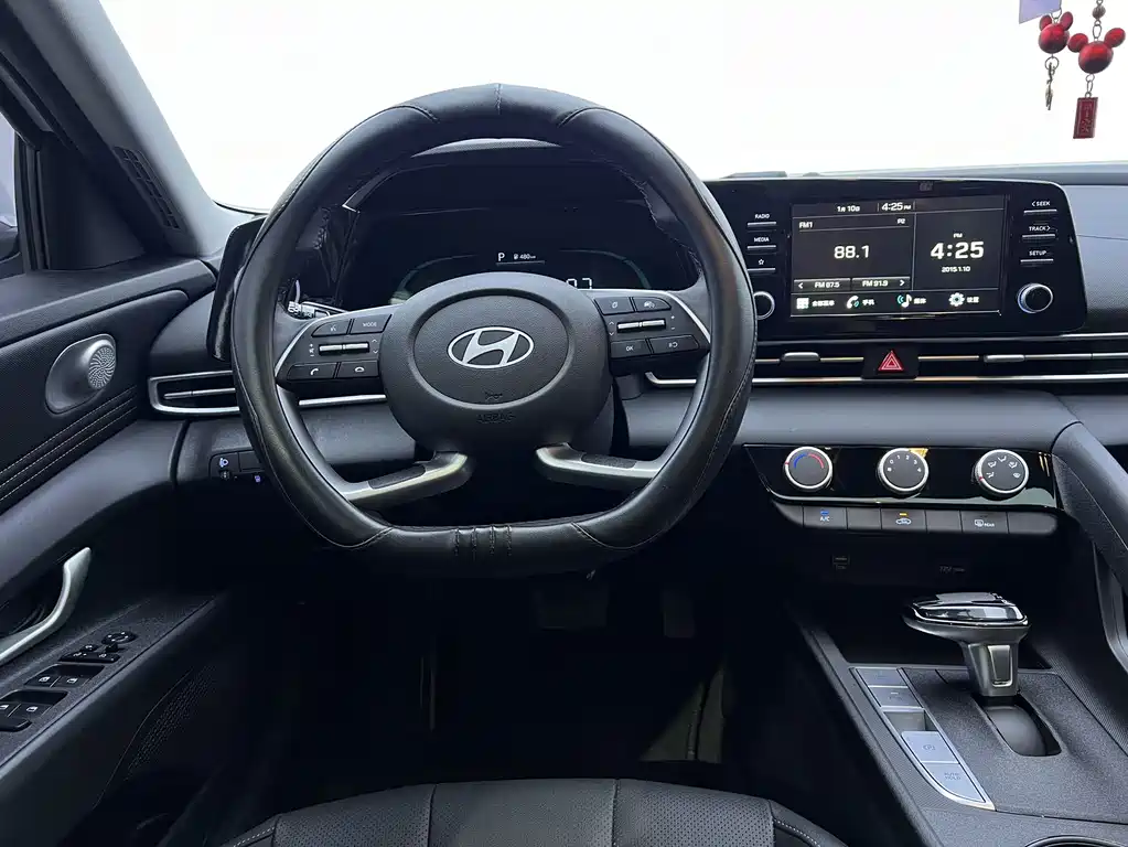 Hyundai Elantra 2025 — фото 13