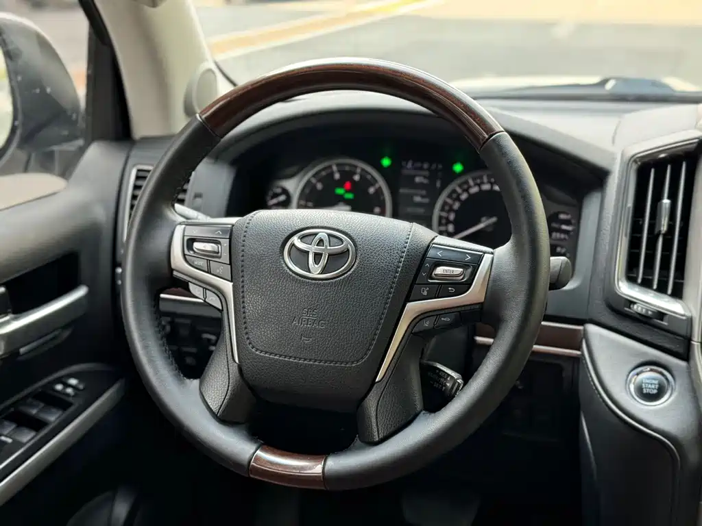 Toyota Land Cruiser 2017 — фото 12