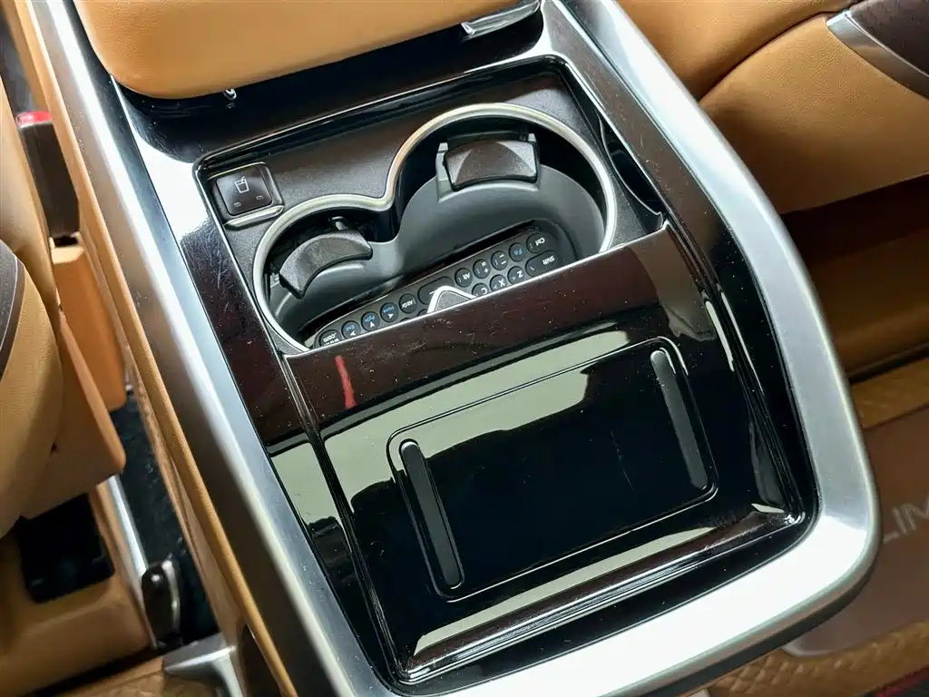 Mercedes-Benz V-Class 2023 — фото 45