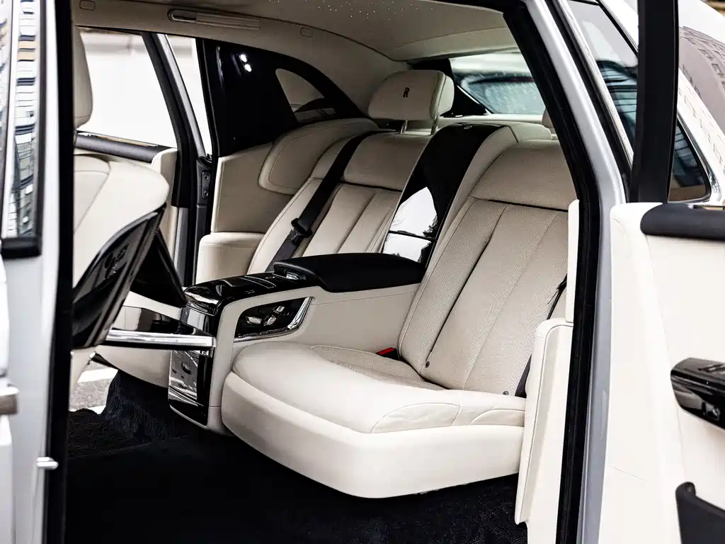 Rolls-Royce Phantom 2018 — фото 19
