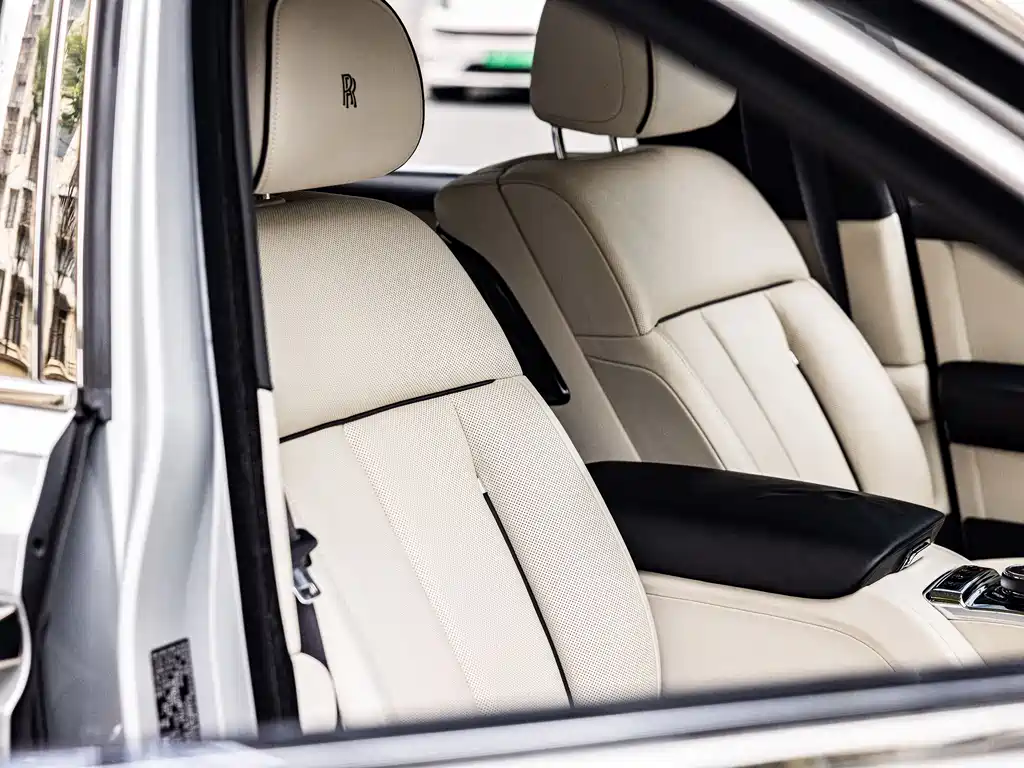 Rolls-Royce Phantom 2018 — фото 12