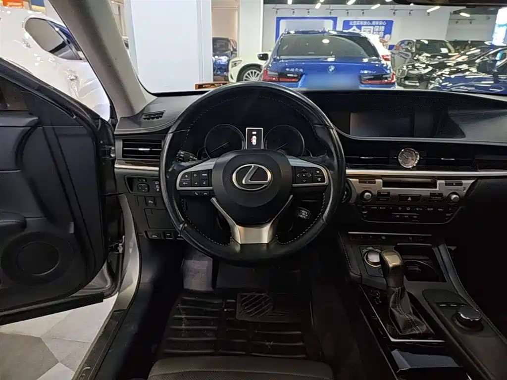 Lexus ES 2017 — фото 11