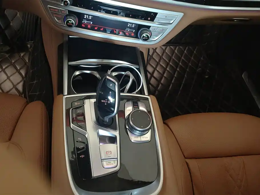 BMW 7 Series 2018 — фото 16