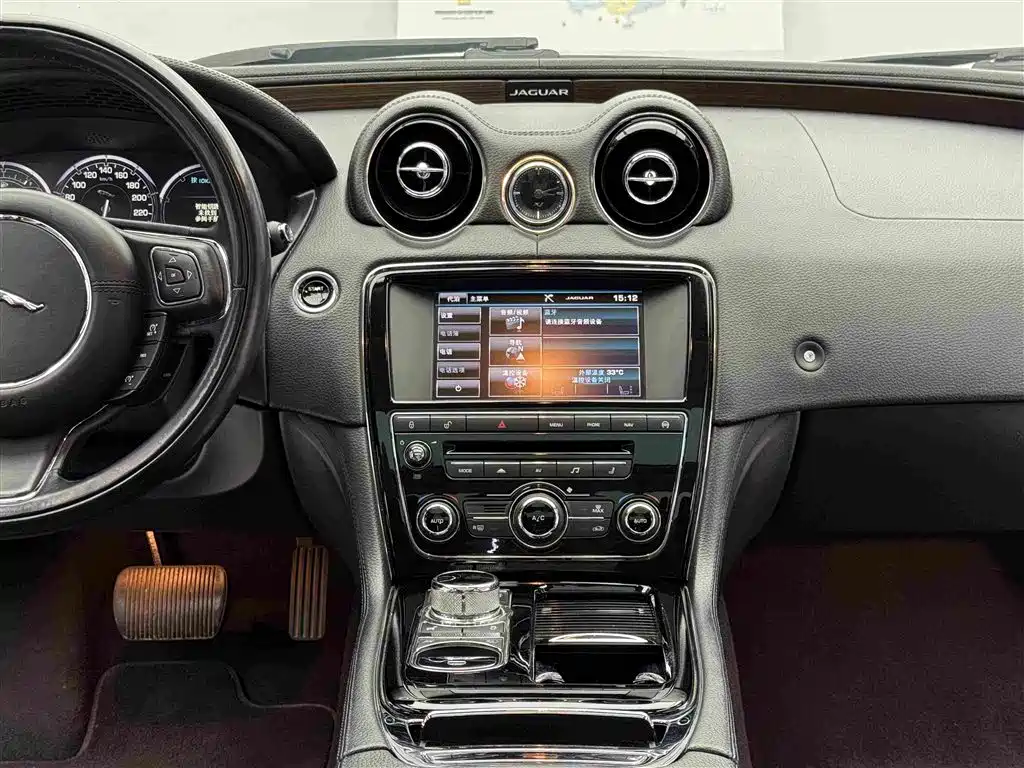 Jaguar XJ 2015 — фото 10