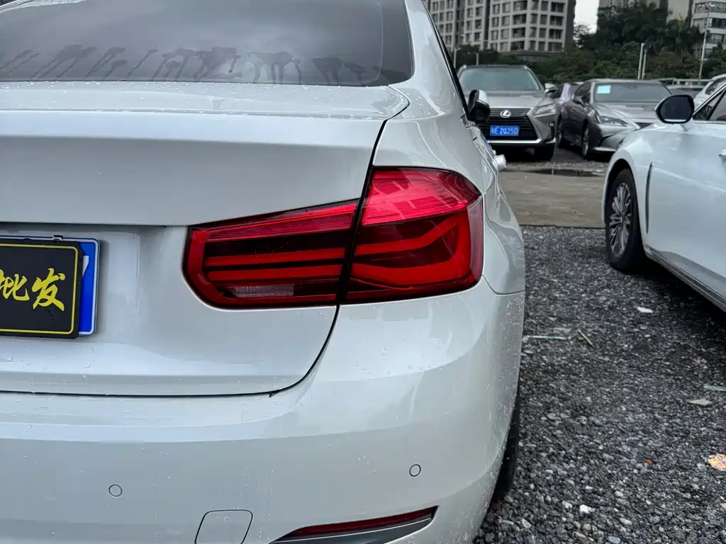 BMW 3 Series 2018 — фото 19