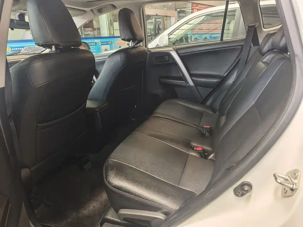 Toyota RAV4 2019 — фото 19