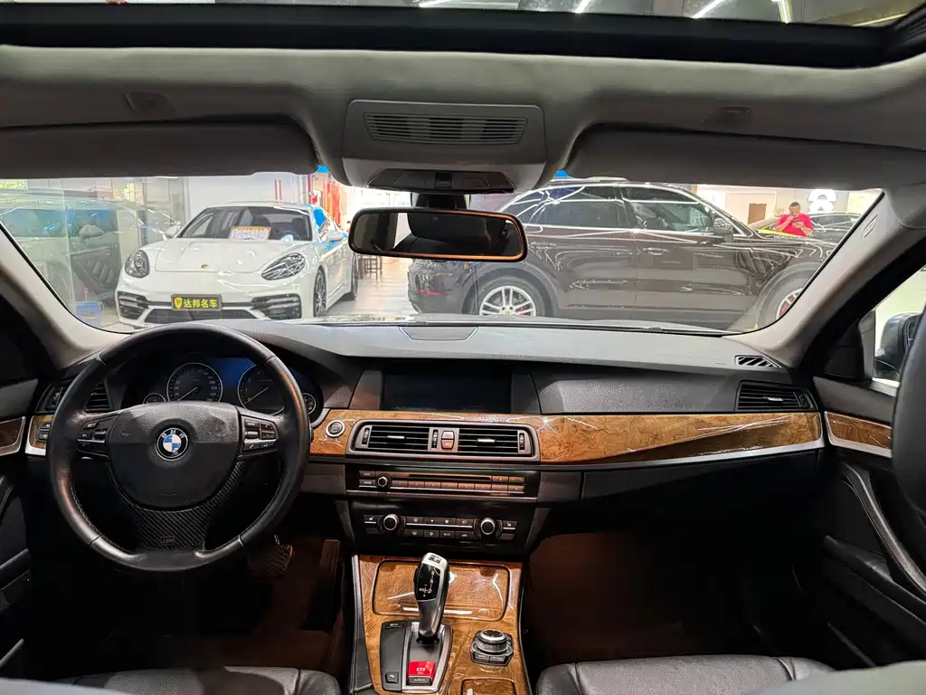 BMW 5 Series 2011 — фото 11
