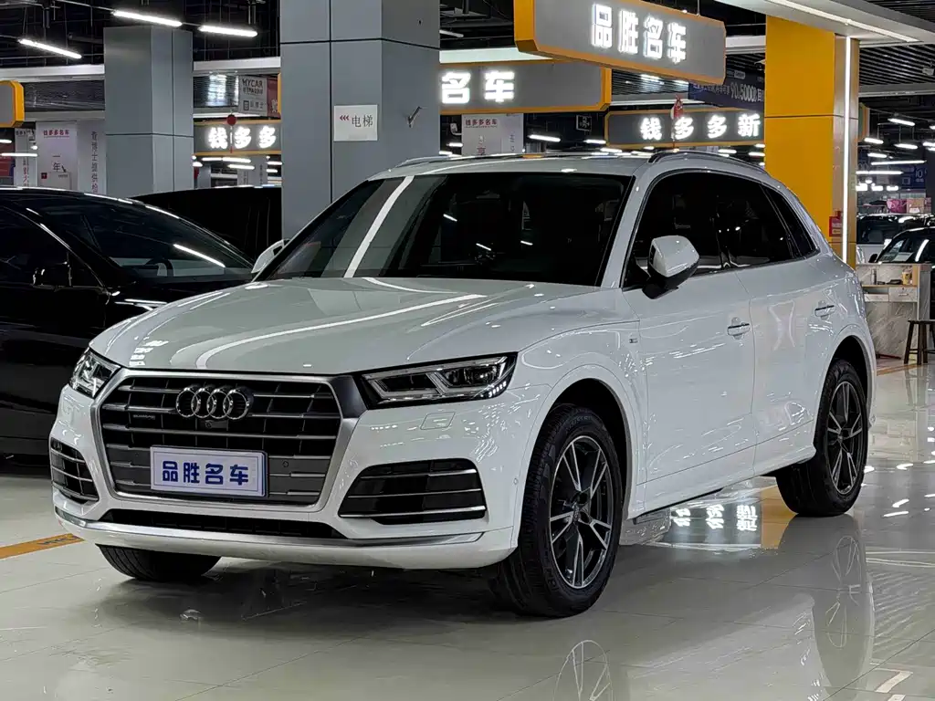 Audi Q5L 2020 — фото 1