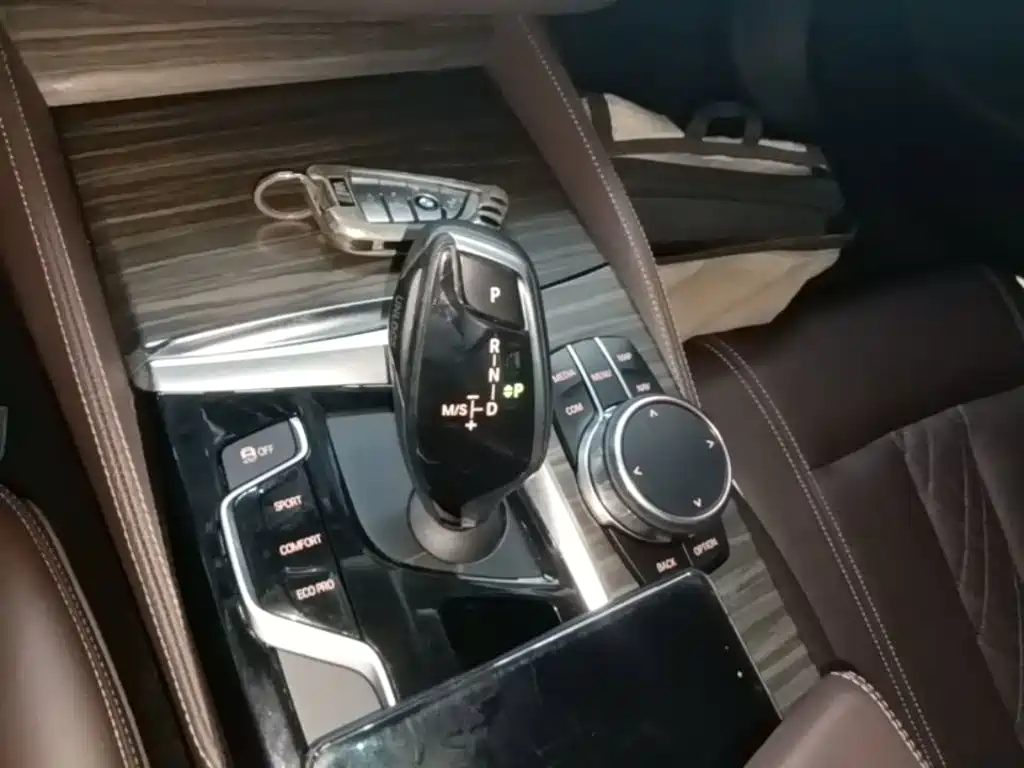 BMW 5 Series 2018 — фото 14
