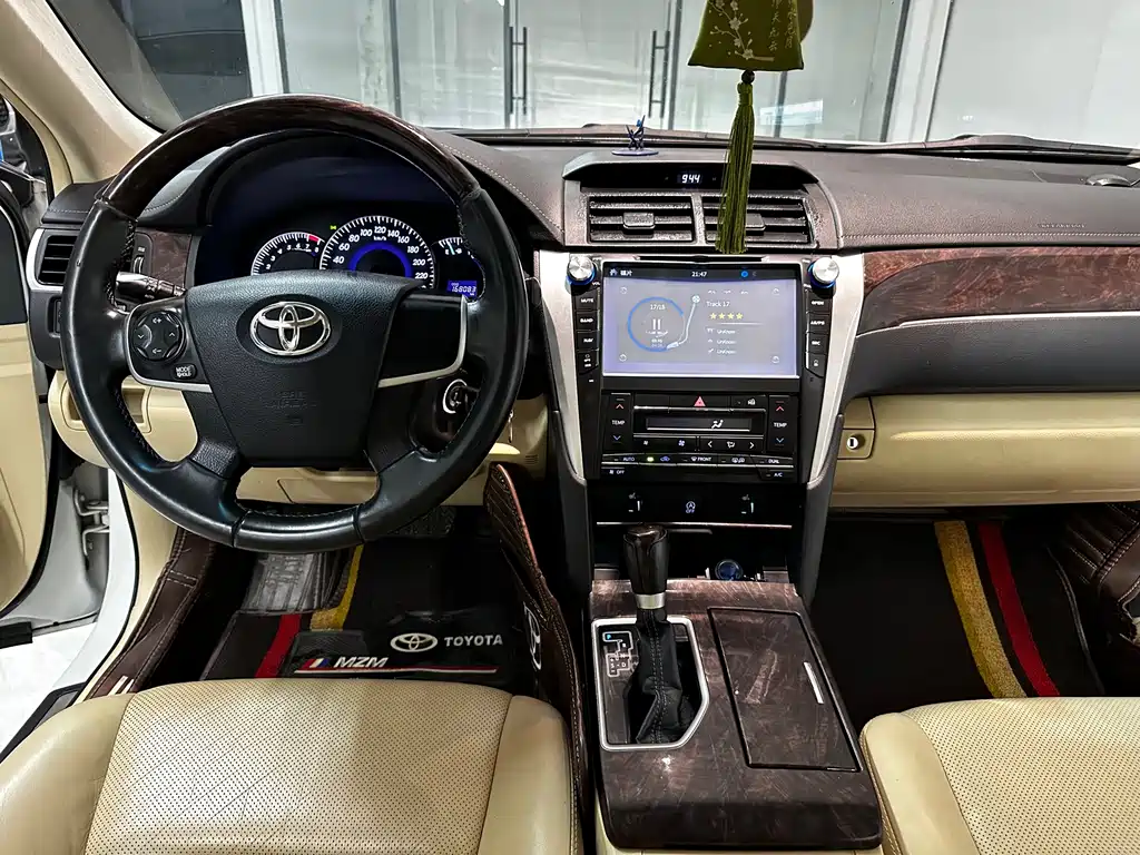 Toyota Camry 2017 — фото 11