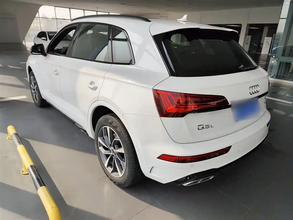 Audi Q5L 2024 — фото 23