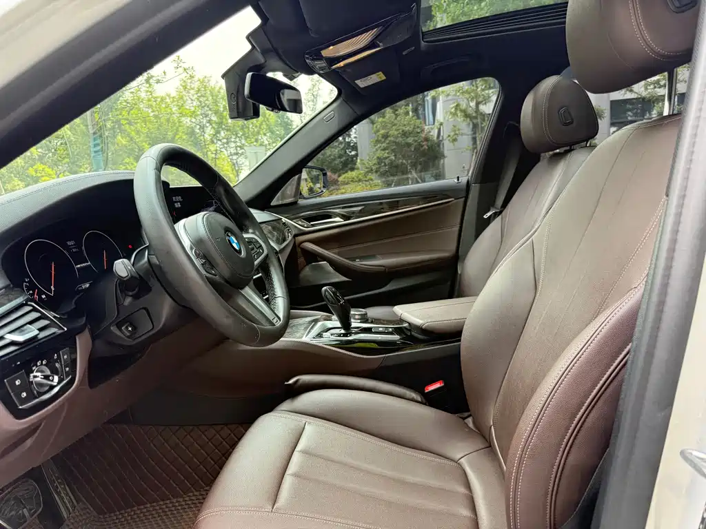 BMW 5 Series 2019 — фото 15