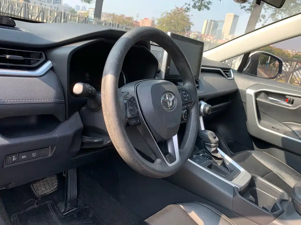 Toyota RAV4 2023 — фото 17
